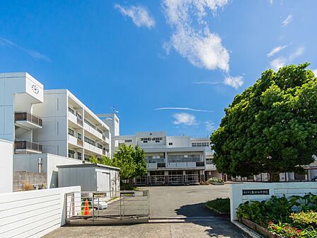横浜市立栗田谷中学校 1200m 徒歩19分。部活などで帰りが遅くなっても安心の距離です。