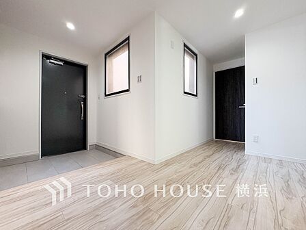清潔感漂う廊下。各お部屋をつなぐ主要空間として美しく存在しています。