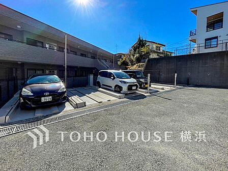 敷地内駐車場（空き状況はお問い合わせください）。