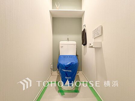 清潔感溢れるトイレ。落ち着いた空間で安らぎのひとときをお過ごしいただけます。