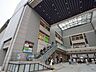 周辺：日吉東急アベニュー　1900m　駅直結のショッピングモール。食品、ファッション、雑貨店などが入りお仕事帰りのお買い物にも便利です。 