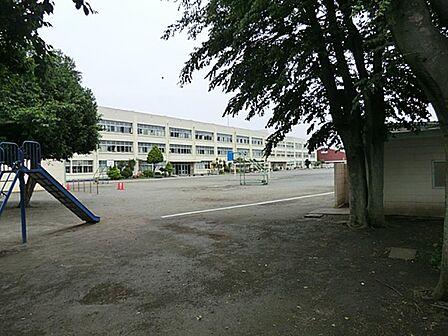 大和市立西鶴間小学校 850m 徒歩12分。小学校が近いのは子育てファミリーにもおすすめのポイント。