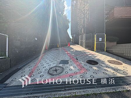 敷地内駐車場（空き状況はお問い合わせください）。