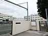周辺：横浜市立富岡小学校　1100m　徒歩14分。子育て世代に優しい落ち着いた住環境。 