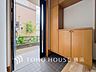 室内：上質感漂う玄関と廊下。居住者の帰り、訪れる方を優しく迎えてくれます。