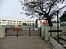 周辺：横浜市立白根小学校　800m　徒歩10分。小学校が近いのは子育てファミリーにもおすすめのポイントです。 