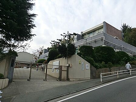 横浜市立汐見台小学校 160m 徒歩2分。小学校が近いのは子育てファミリーにもおすすめのポイント。