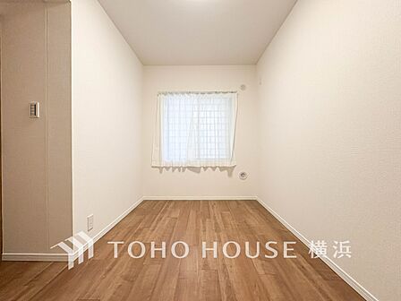 一日の疲れをいやしてくれる寝室。時を忘れて過ごす場所として過ごせるお部屋。