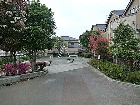 渡戸第二公園 750m 住宅地に囲まれた公園。小さなお子様も安心して遊ばせられる公園です。