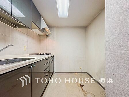 お手入れのしやすいすっきりしたシステムキッチンを採用。