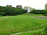 周辺：若葉台公園　500m　若葉台団地に隣接する自然豊かな公園。遊歩道を散策したり、アスレチックを楽しんだり。 