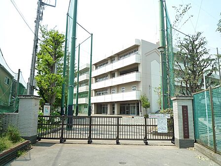横浜市立六角橋中学校　900m　徒歩12分。部活などで帰りが遅くなっても安心の距離です。 