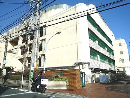 横浜市立平楽中学校 1000m 徒歩13分。部活などで帰りが遅くなっても安心の距離です。