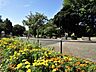 周辺：三ツ沢公園　300m　野球場やテニスコート等の施設やお子様が遊べる遊具もあります。四季折々の草花も楽しめる広い公園。   
