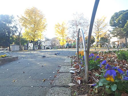 池ノ上公園　250m　東台交番の隣にある公園です。山の形をしたユニークな遊具があります。   