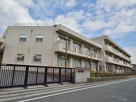 横浜市立富士見台小学校　1000m　徒歩13分。子育て世代に優しい落ち着いた住環境。 