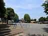 周辺：三春台公園　200m　遊具が点在する広い広場の奥にはさらに複合遊具のある細長い広場があります。 