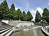 周辺：新本牧公園　400m　春は桜、秋は紅葉が楽しめ、広い芝生の広場では思いっきり遊んだりと休日は家族で楽しめます。   