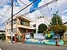 周辺：もみじ保育園　900m　幼児クラスでは、午前中に課題保育を実施。体操や音楽・英語等の科目を設けています。 