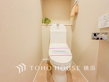 換気と明るさに配慮した、清潔感溢れるトイレ。落ち着いた空間で安らぎのひとときをお過ごしいただけます。