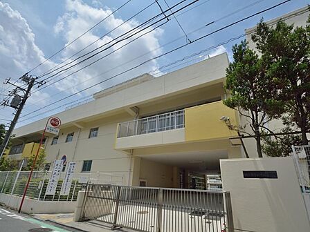 横浜市立日吉南小学校 110m 徒歩2分。小学校が近いのは子育てファミリーにもおすすめのポイント。