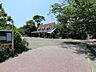 周辺：飯島幼稚園　1000m　広大な敷地面積を誇り、自然豊かな環境でのびのび保育が行われています。ヤギ・うさき・チャボがいます。 