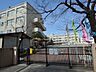 周辺：横浜市立井土ヶ谷小学校　950m　徒歩12分。小学校が近いのは子育てファミリーにもおすすめのポイントです。 