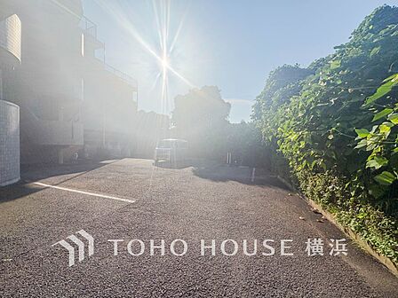 敷地内に駐車スペースがあると日々の暮らしのをスムーズに運ぶ事が出来ます。（空き状況はお問合せ下さい）