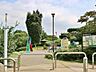 周辺：六ツ川中央公園　600m　南側にはお子様が楽しく遊べる遊具のある広場、北側には緑が豊かな自然を楽しむエリアが広がります。   