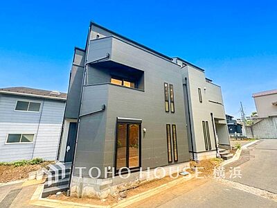 外観:爽やかな青空の下に贅沢なほどに降り注ぐ陽光、豊かな居住性と、クオリティが見事に調和した住空間。 外観:爽やかな青空の下に贅沢なほどに降り注ぐ陽光、豊かな居住性と、クオリティが見事に調和した住空間。