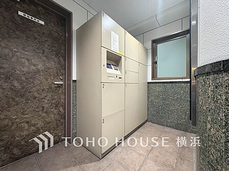 普段留守がちなご家族にも安心な宅配ボックスを完備。再配達を頼む手間を省ける嬉しい設備です。