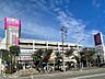 周辺：イオン駒岡店　270m　食料品売り場は24時間営業。時間を問わずお買い物できるので便利ですね。無料立体駐車場270台完備。 