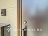 その他：防犯性を高めるダブルロック仕様の玄関ドアを採用。日々の暮らしと大切な家族の安全をしっかり守ります。
