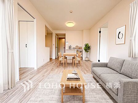 ゆったり寛げるリビング。※生成AIによるイメージです。家具・小物は販売価格に含まれません。