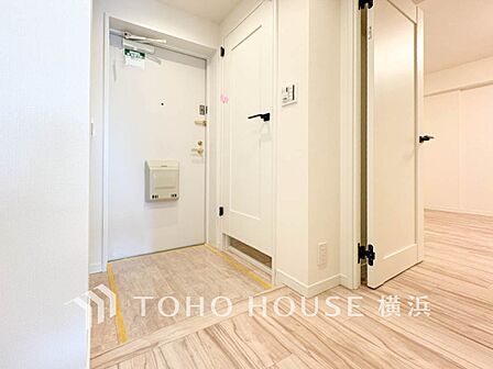上質感漂う玄関と廊下。居住者の帰り、訪れる方を優しく迎えてくれます。