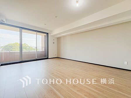 大きな窓から明るい陽射しが射し込む家族みんなの憩いの場。