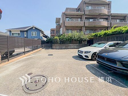 敷地内駐車場（空き状況はお問い合わせください）。