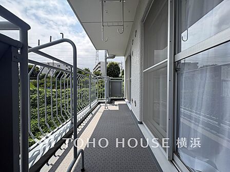 太陽の恵みをたっぷりと受けて、洗濯物も気持ちよく干せそうです。