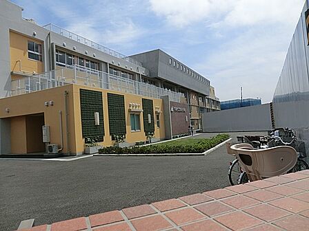 川崎市立宮内小学校　500m　徒歩7分。小学校が近いのは子育てファミリーにもおすすめのポイント。 