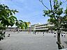 周辺：鎌倉市立第一小学校　1600m　徒歩20分。子育て世代に優しい落ち着いた住環境。 