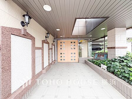お住まいの顔となる玄関。住まう方のプライドを満たすクオリティを備えています。 