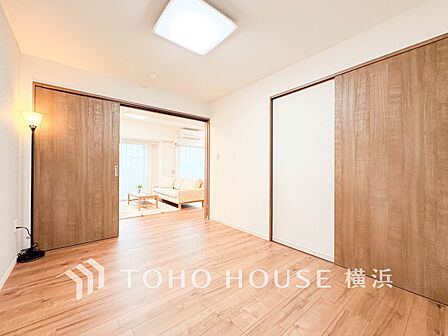 一日の疲れをいやしてくれる寝室。時を忘れて過ごす場所として過ごせるお部屋。