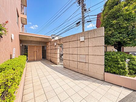 帰宅されるご家族や訪れる方を優しく迎え、安らぎに満ちた生活空間を予感させてくれます。