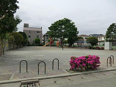 井田杉山町北公園　650m　広さもちょうど良く、子供が喜ぶ遊具もあり遊びやすい公園です。 