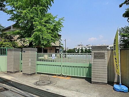 川崎市立住吉小学校　690m　徒歩9分。小学校が近いのは子育てファミリーにもおすすめのポイント。 