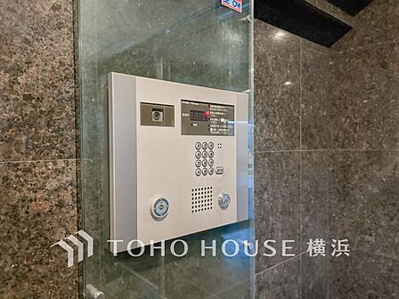 【オートロック】　マンション住人以外の侵入を防ぐために設置しました。お子様がいらっしゃるご家庭にも安心の設備です。