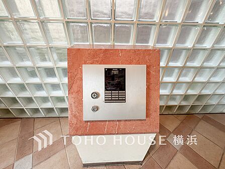 【オートロック】 マンション住人以外の侵入を防ぐために設置しました。お子様がいらっしゃるご家庭にも安心の設備です。