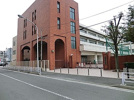 横浜市立横浜吉田中学校　1000m　徒歩14分。部活などで帰りが遅くなっても安心の距離です。 