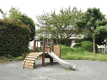 大岡三丁目第二公園　79m　小さなお子様向けの遊具もある憩いのスペースです。 