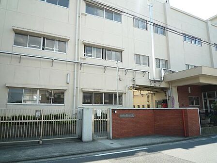 横浜市立南小学校　800m　徒歩13分。お友達との会話も弾む通学路。お子様のかけがえのない思い出に。 